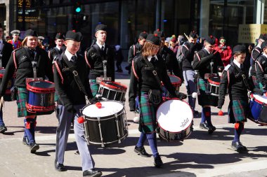 Milwaukee, Wisconsin ABD - 12 Mart 2022: St. John 's Northwestern Askeri Akademisi St. Patrick Günü geçit töreninde yürüdü.