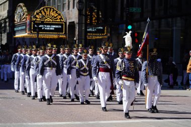 Milwaukee, Wisconsin ABD - 12 Mart 2022: St. John 's Northwestern Askeri Akademisi St. Patrick Günü geçit töreninde yürüdü.