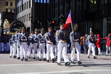 Milwaukee, Wisconsin ABD - 12 Mart 2022: St. John 's Northwestern Askeri Akademisi St. Patrick Günü geçit töreninde yürüdü.