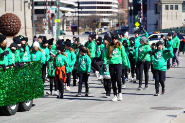 Milwaukee, Wisconsin ABD - 12 Mart 2022: İrlanda Beglan Akademisi üyeleri St. Patrick Günü geçit töreninde dans ettiler.