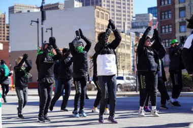 Milwaukee, Wisconsin ABD - 12 Mart 2022: Üyeler McNamara McCarthy İrlanda Dans Okulu St. Patrick Günü geçit töreninde dans etti.