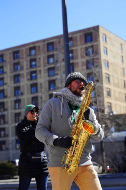 Milwaukee, Wisconsin ABD - 12 Mart 2022: İrlandalı sokak grubu St. Patrick Günü geçit töreninde yürüdü ve müzik çaldı.