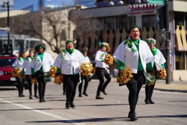 Milwaukee, Wisconsin ABD - 12 Mart 2022: Dansçı büyükanneler Aziz Patrick Günü kutlamaları sırasında dans ettiler.
