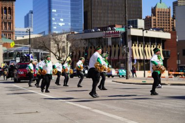Milwaukee, Wisconsin ABD - 12 Mart 2022: Dansçı büyükanneler Aziz Patrick Günü kutlamaları sırasında dans ettiler.