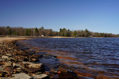 Göldeki kayalık kıyı şeridi.