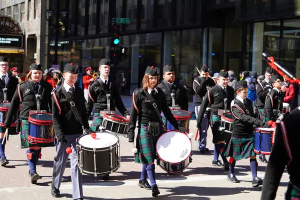 Milwaukee, Wisconsin ABD - 12 Mart 2022: St. John 's Northwestern Askeri Akademisi St. Patrick Günü geçit töreninde yürüdü.