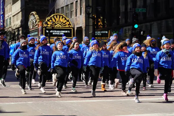 Milwaukee, Wisconsin USA - 12 Mart 2022: Cashel Akademisi İrlandalı dansçılar St. Patrick Günü geçit töreninde dans ettiler.