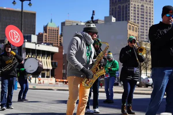 Milwaukee, Wisconsin ABD - 12 Mart 2022: İrlandalı sokak grubu St. Patrick Günü geçit töreninde yürüdü ve müzik çaldı.