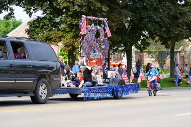 Wisconsin Dells, Wisconsin ABD - 31 Mayıs 2021: Dells Pack 79 Üye ve Birlik 66 izci grubu Anma Günü geçit törenine yürüdü.