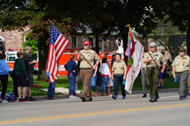 Wisconsin Dells, Wisconsin ABD - 31 Mayıs 2021: Amerikan Lejyonu gazileri anma günü geçit töreninde yürüyüp yürüdüler.