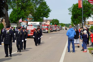 Wisconsin Dells, Wisconsin ABD - 31 Mayıs 2021: Kilbourn Gönüllü İtfaiye Teşkilatı kurtarma ekipleri Anma Günü geçit töreninde yürüyüp yürüdü.