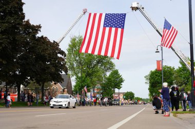 Wisconsin Dells, Wisconsin ABD - 31 Mayıs 2021: Amerikan Lejyonu gazileri anma günü geçit töreninde yürüyüp yürüdüler.
