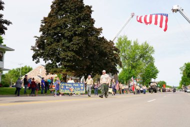 Wisconsin Dells, Wisconsin ABD - 31 Mayıs 2021: Amerikan Lejyonu gazileri anma günü geçit töreninde yürüyüp yürüdüler.