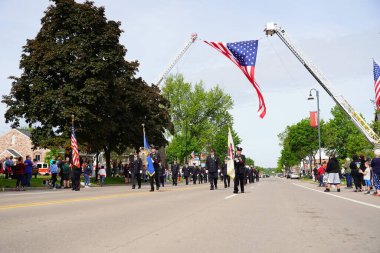 Wisconsin Dells, Wisconsin ABD - 31 Mayıs 2021: Kilbourn Gönüllü İtfaiye Teşkilatı kurtarma ekipleri Anma Günü geçit töreninde yürüyüp yürüdü.