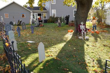 Mauston, Wisconsin ABD - 25 Ekim 2021: Cadılar Bayramı dekorasyonları ev sahiplerinin bahçesine yerleştirildi.