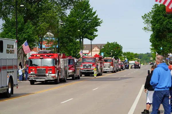 Wisconsin Dells, Wisconsin ABD - 31 Mayıs 2021: Kilbourn İtfaiye Departmanı itfaiye araçları Anma Günü geçit töreninden geçti.