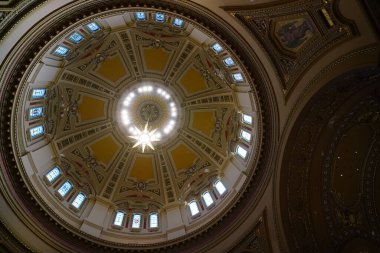 Saint Paul, Minnesota ABD - 10 Ekim 2021: Aziz Paul Katolik Katedrali 'nin merkezi tavanı.