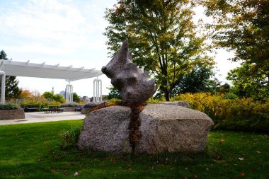 St. Paul, Minnesota / ABD - 19 Ekim 2019: St. Paul, Minnesota 'daki St. Paul Koleji' nin önünde taş heykel duruyor.