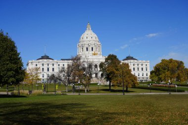 St. Paul, Minnesota / ABD - 19 Ekim 2019: St. Paul 'daki Minnesota Capitol binasının şehir merkezi manzarası.