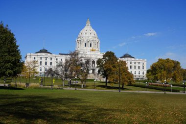 St. Paul, Minnesota / ABD - 19 Ekim 2019: St. Paul 'daki Minnesota Capitol binasının şehir merkezi manzarası.