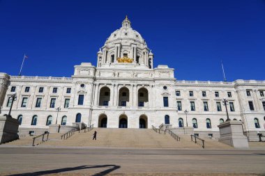 St. Paul, Minnesota, ABD - 19 Ekim 2019: The Quadriga process of the state. Minnesota eyalet meclis binasının tepesine altın heykeller.