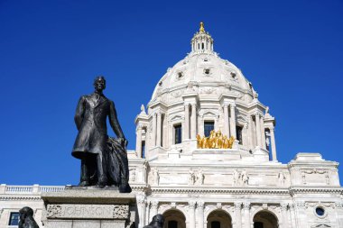 St. Paul, Minnesota, ABD - 19 Ekim 2019: The Quadriga process of the state. Minnesota Eyaleti Kongre Binası.