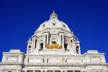 St. Paul, Minnesota, ABD - 19 Ekim 2019: The Quadriga process of the state. Minnesota Eyaleti Kongre Binası.