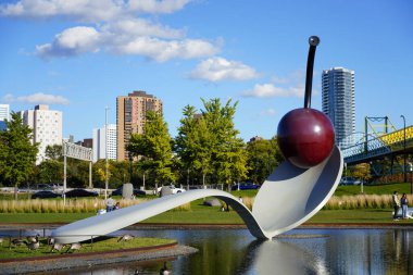 Minneapolis, Minnesota / ABD - 19 Ekim 2019: Minneapolis 'te bir parkın ortasında, kaşık içindeki kiraz heykeli ziyaretçilerin hayrete düşeceği bir yerde duruyor..