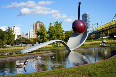 Minneapolis, Minnesota / ABD - 19 Ekim 2019: Minneapolis 'te bir parkın ortasında, kaşık içindeki kiraz heykeli ziyaretçilerin hayrete düşeceği bir yerde duruyor..