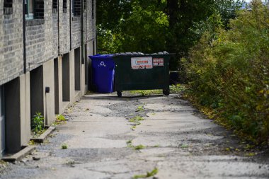 Terk edilmiş bir binada çöp kutusu