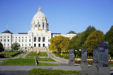 St. Paul, Minnesota, ABD - 19 Ekim 2019: The Quadriga process of the state. Minnesota eyalet meclis binasının tepesine altın heykeller.