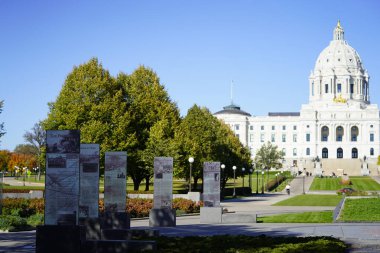 St. Paul, Minnesota, ABD - 19 Ekim 2019: The Quadriga process of the state. Minnesota eyalet meclis binasının tepesine altın heykeller.