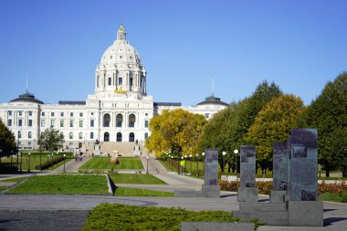 St. Paul, Minnesota, ABD - 19 Ekim 2019: The Quadriga process of the state. Minnesota eyalet meclis binasının tepesine altın heykeller.