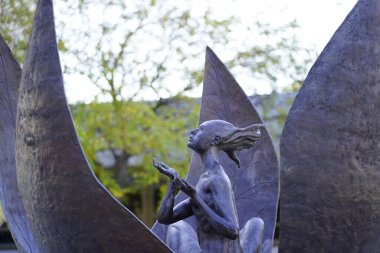 Parktaki bir adamın heykeli.