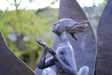 Mezarlıktaki bir kadın heykeli