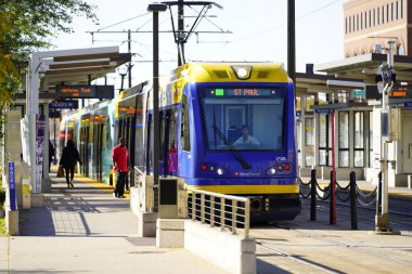 St. Paul, Minnesota / ABD - 19 Ekim 2019: St. Paul, Minnesota metro transit kablolu tren kullanıyor..