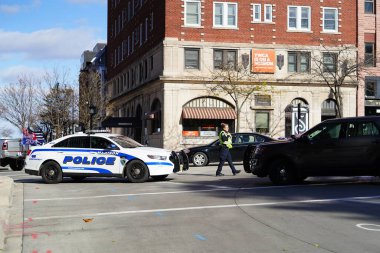 Madison, Wisconsin / ABD - 7 Kasım 2020: Madison polis memurları siyahi yaşamları boyunca sokaklarda trafiği yönetti protesto ve destek rallisini gölgede bıraktı.