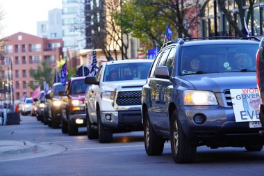 Madison, Wisconsin / ABD - 1 Kasım 2020: Başkan Donald Trump ve mavi hayatlar önemli destekçiler toplandı ve Madison 'da bir konvoy dolusu araçla meclis binasına hücum ettiler.