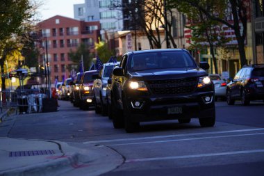 Madison, Wisconsin / ABD - 1 Kasım 2020: Başkan Donald Trump ve mavi hayatlar önemli destekçiler toplandı ve Madison 'da bir konvoy dolusu araçla meclis binasına hücum ettiler.