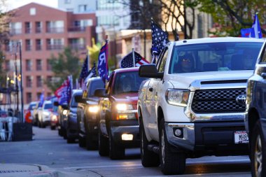 Madison, Wisconsin / ABD - 1 Kasım 2020: Başkan Donald Trump ve mavi hayatlar önemli destekçiler toplandı ve Madison 'da bir konvoy dolusu araçla meclis binasına hücum ettiler.