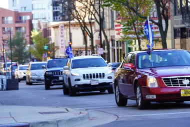 Madison, Wisconsin / ABD - 1 Kasım 2020: Başkan Donald Trump ve mavi hayatlar önemli destekçiler toplandı ve Madison 'da bir konvoy dolusu araçla meclis binasına hücum ettiler.