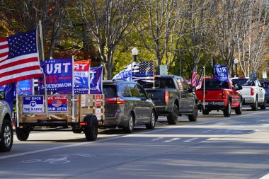 Madison, Wisconsin / ABD - 1 Kasım 2020: Başkan Donald Trump ve mavi hayatlar önemli destekçiler toplandı ve Madison 'da bir konvoy dolusu araçla meclis binasına hücum ettiler.