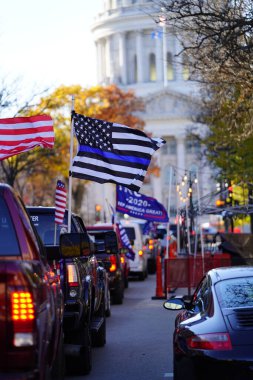 Madison, Wisconsin / ABD - 1 Kasım 2020: Başkan Donald Trump ve mavi hayatlar önemli destekçiler toplandı ve Madison 'da bir konvoy dolusu araçla meclis binasına hücum ettiler.