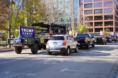 Madison, Wisconsin / ABD - 1 Kasım 2020: Başkan Donald Trump ve mavi hayatlar önemli destekçiler toplandı ve Madison 'da bir konvoy dolusu araçla meclis binasına hücum ettiler.