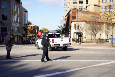 Madison, Wisconsin / ABD - 1 Kasım 2020: Siyahi hayatlarının koz karşıtı üyeleri, mavi yaşam meselesini protesto etmek ve konvoy mitingini sokaklarda ezip geçmek için ayakta duruyorlar.