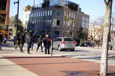 Madison, Wisconsin / ABD - 1 Kasım 2020: Siyahi hayatlarının koz karşıtı üyeleri, mavi yaşam meselesini protesto etmek ve konvoy mitingini sokaklarda ezip geçmek için ayakta duruyorlar.