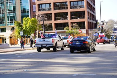 Madison, Wisconsin / ABD - 1 Kasım 2020: Başkan Donald Trump ve mavi hayatlar önemli destekçiler toplandı ve Madison 'da bir konvoy dolusu araçla meclis binasına hücum ettiler.