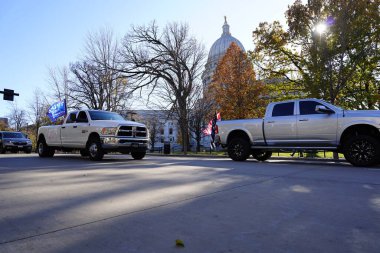 Madison, Wisconsin / ABD - 1 Kasım 2020: Başkan Donald Trump ve mavi hayatlar önemli destekçiler toplandı ve Madison 'da bir konvoy dolusu araçla meclis binasına hücum ettiler.