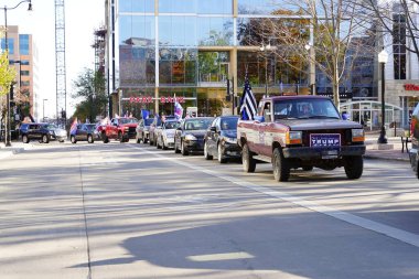 Madison, Wisconsin / ABD - 1 Kasım 2020: Başkan Donald Trump ve mavi hayatlar önemli destekçiler toplandı ve Madison 'da bir konvoy dolusu araçla meclis binasına hücum ettiler.