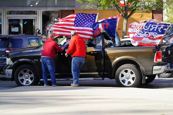 Madison, Wisconsin / ABD - 1 Kasım 2020: Başkan Donald Trump ve mavi hayatlar önemli destekçiler toplandı ve Madison 'da bir konvoy dolusu araçla meclis binasına hücum ettiler.